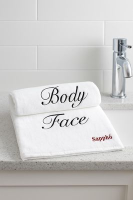 Wrap yourself in spa-level softness and elegance with our Luxury Egyptian Cotton Towel — embroidered for a refined look, ultra-absorbent for daily use. 30 in x 54 in (76.2 cm x 137.2 cm)